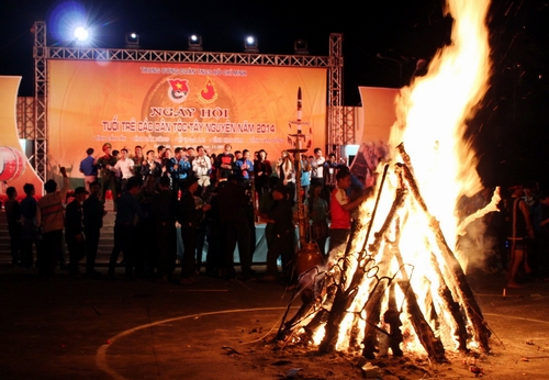 Đêm lửa trại bế mạc Ngày hội Tuổi trẻ các dân tộc Tây Nguyên năm 2014
